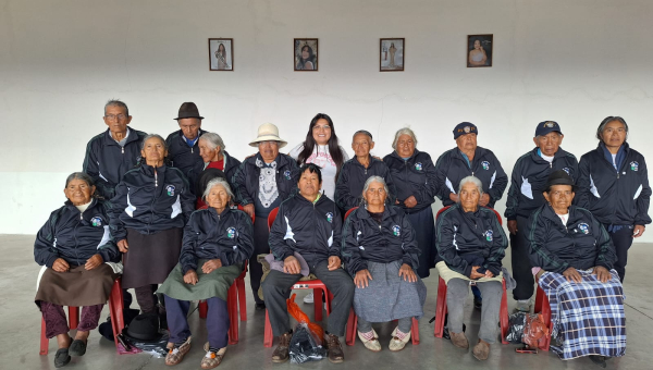 AUTORIDADES DEL GADP PICAIHUA ENTREGAN PRENDAS DEPORTIVAS A ADULTOS MAYORES EN TANGAICHE